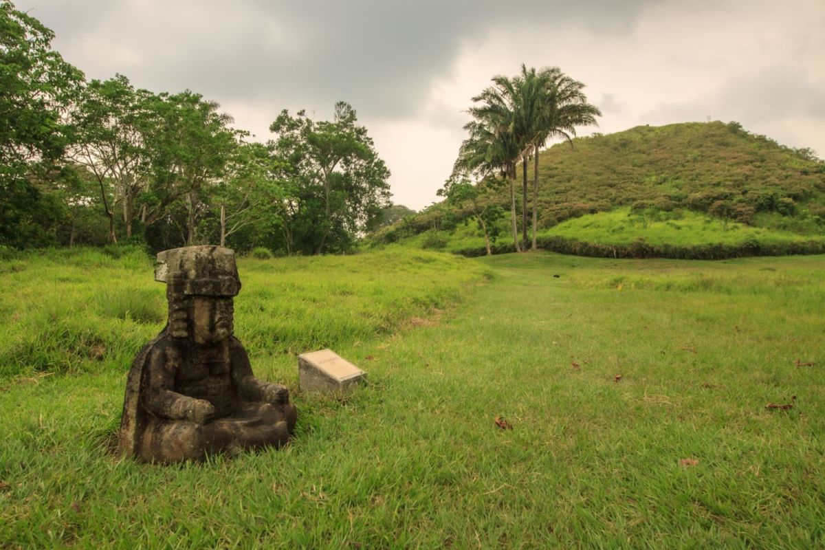 Escultura de piedra en el museo al aire libre Parque Museo La Venta