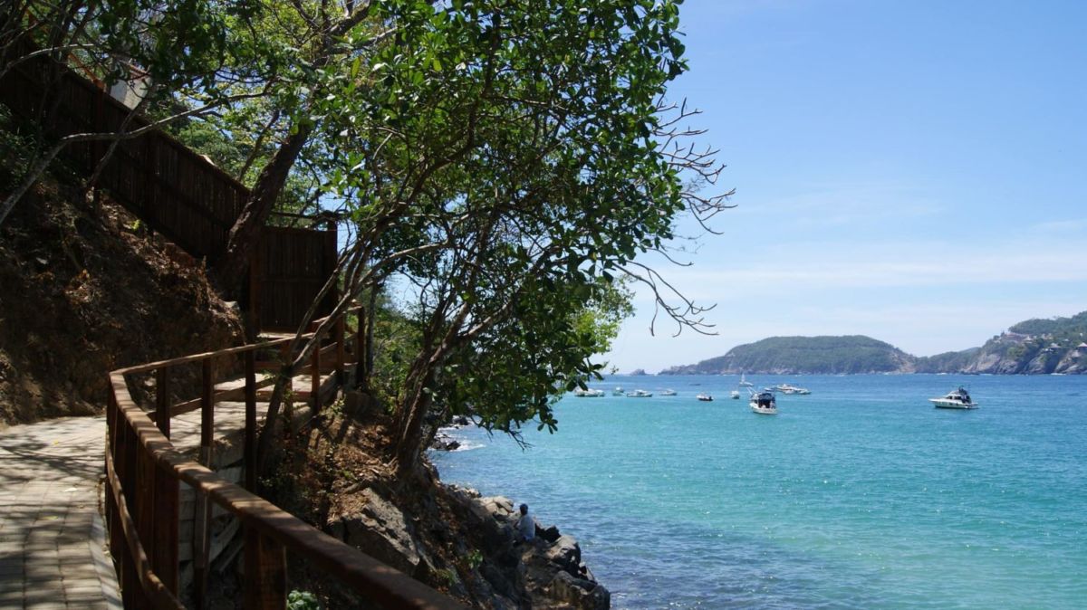 Camino a Playa Las Gatas, Ixtapa Zihuatanejo 