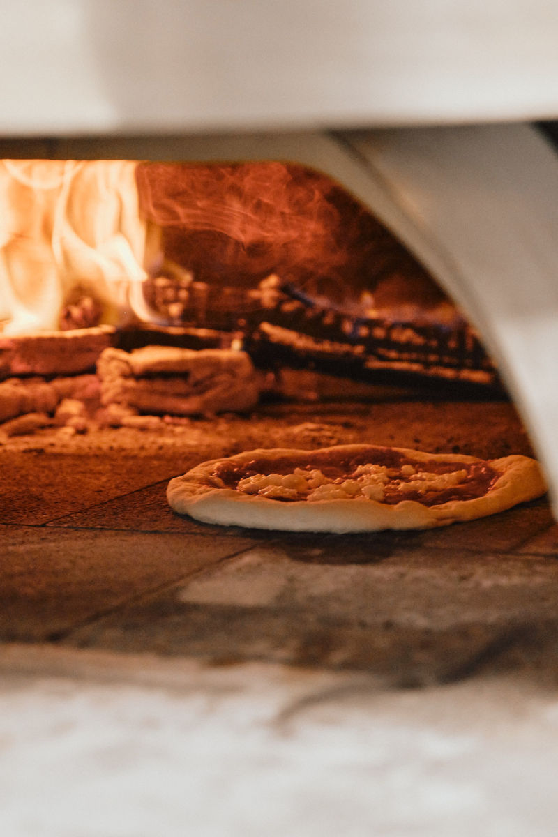 horno híbrido de leña y gas, que le dan a la pizza ese sabor auténtico que tanto se disfruta