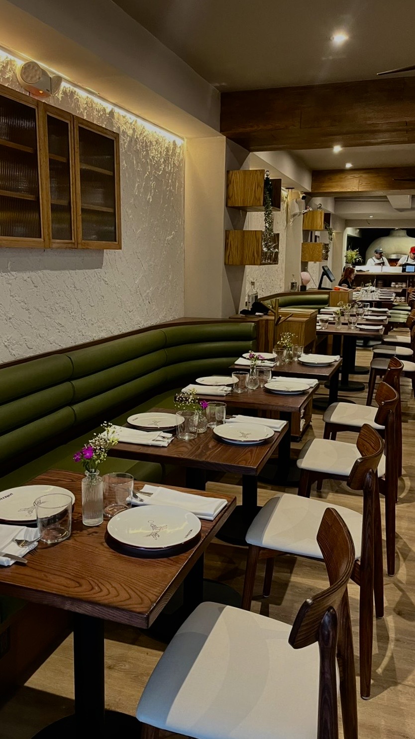 En Viñetta, las luces cálidas, los colores tierra y los muebles de madera crean un ambiente cómodo y relajado