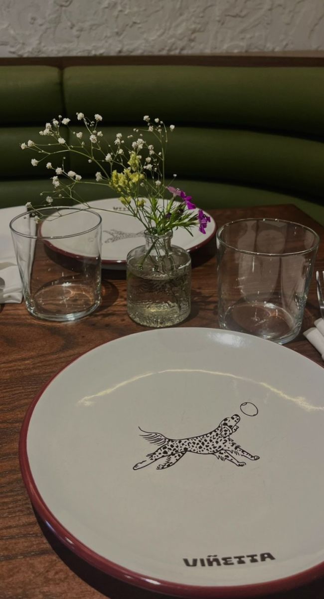 En Viñetta, las luces cálidas, los colores tierra y los muebles de madera crean un ambiente cómodo y relajado