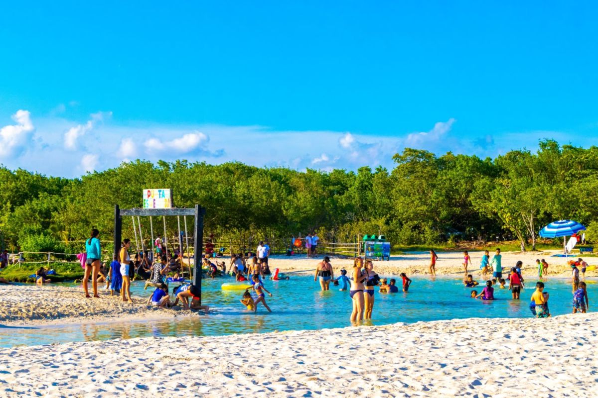 Esta playa tiene un pequeño cenote que desemboca en el mar 