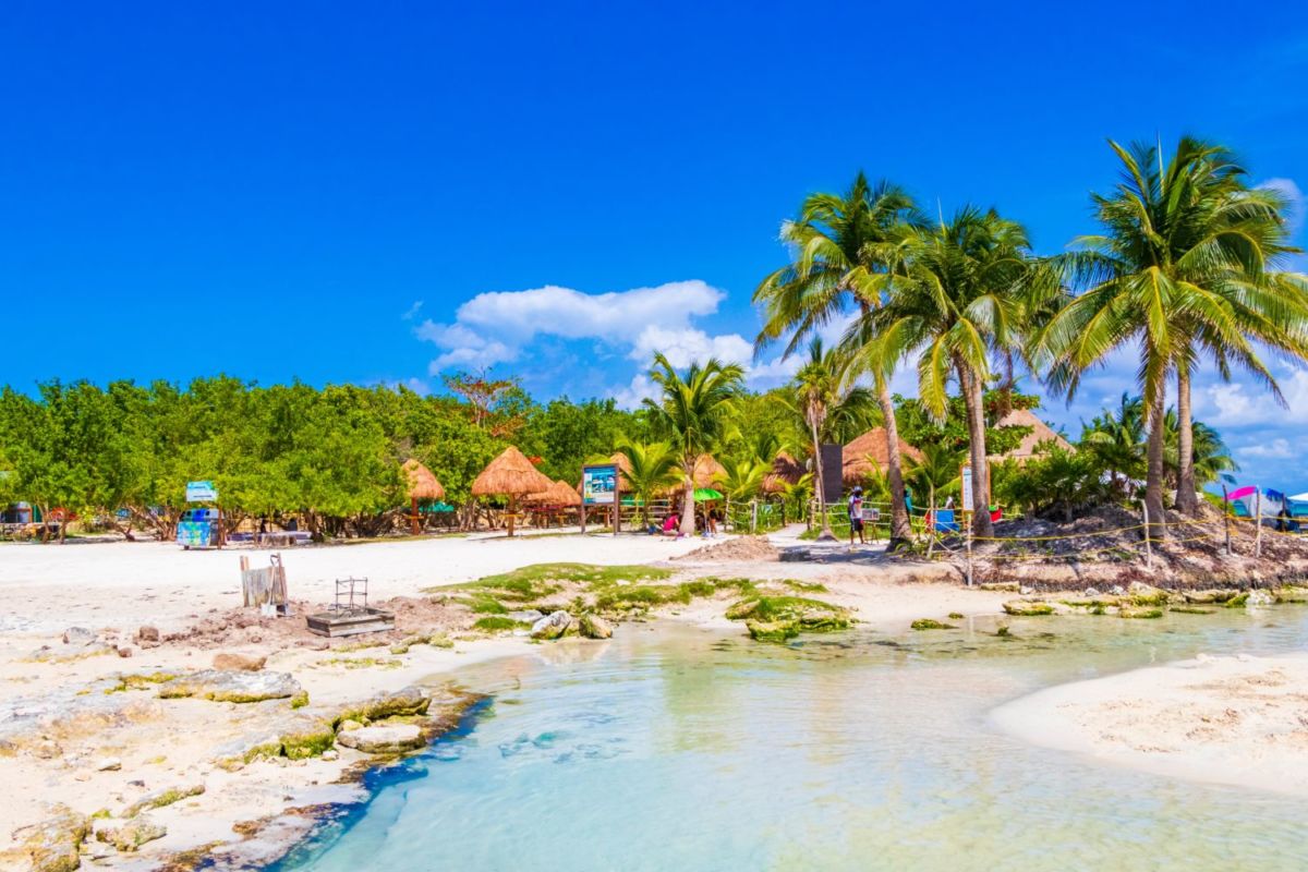 La Playa Esmeralda también conocida como Punta Esmeralda se ubica en Playa del Carmen 