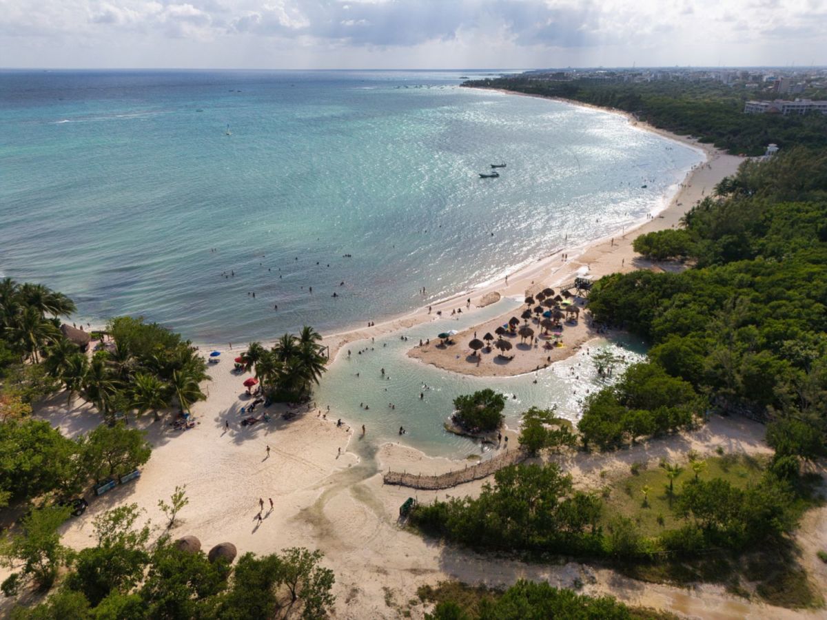 Conoce la playa mexicana que tiene un río de agua dulce justo enfrente del mar 