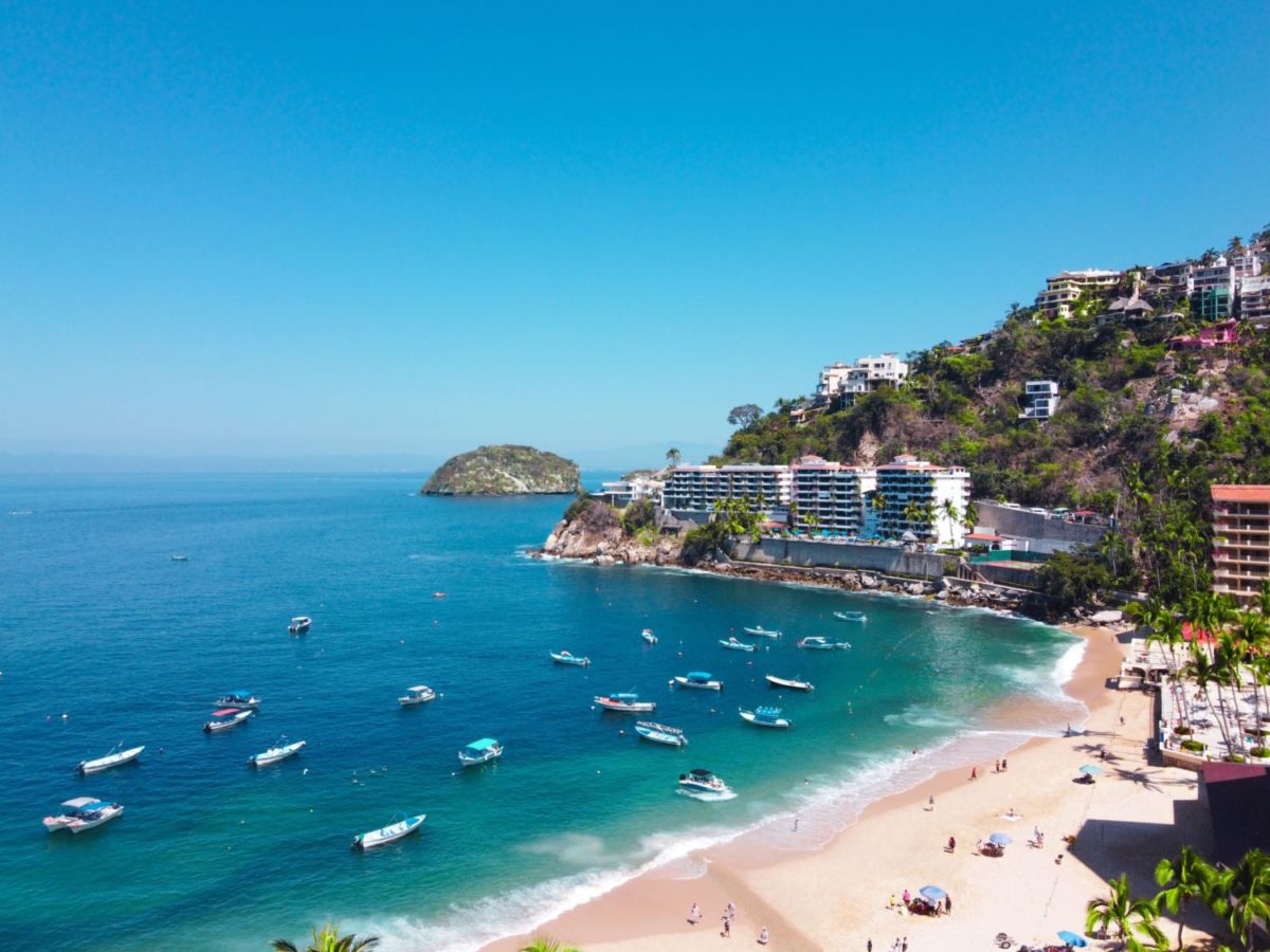 La Playa Mismaloya se ubica a 15 minutos del centro de Puerto Vallarta