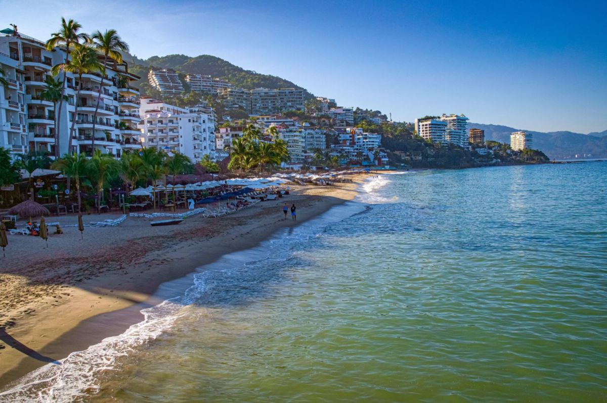 La Playa de los Muertos se ubica en Puerto Vallarta 