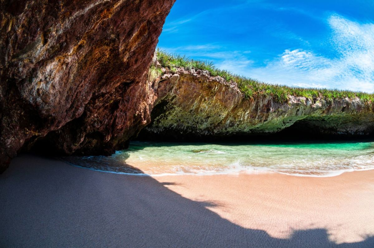 La Playa del Amor se originó por bombardeos en la zona 