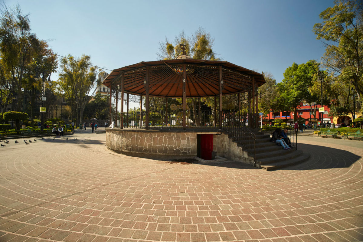 El quiosco de Coyoacán se ubica en el Jardín Hidalgo 
