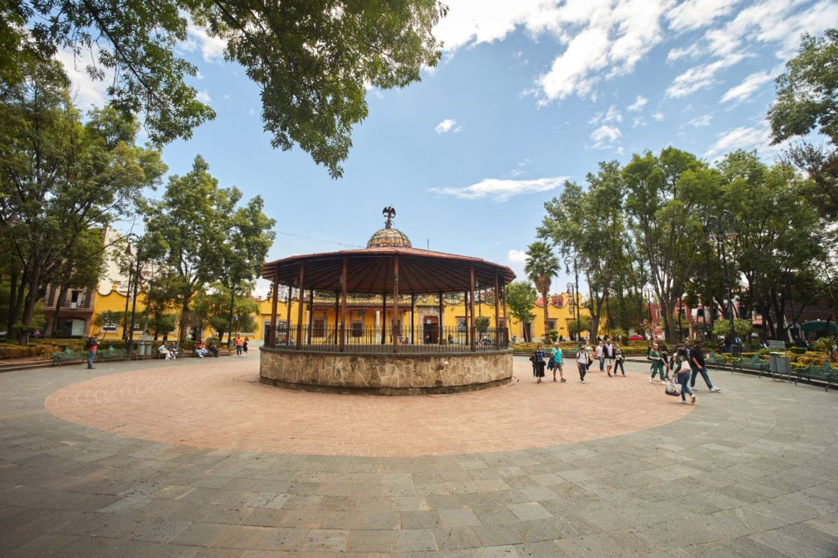 El quiosco de Coyoacán tiene una cúpula con 16 vitrales y en lo alto un águila de bronce.