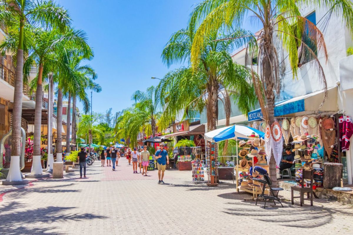 La Quinta Avenida es el pasaje peatonal más importante de Playa del Carmen 