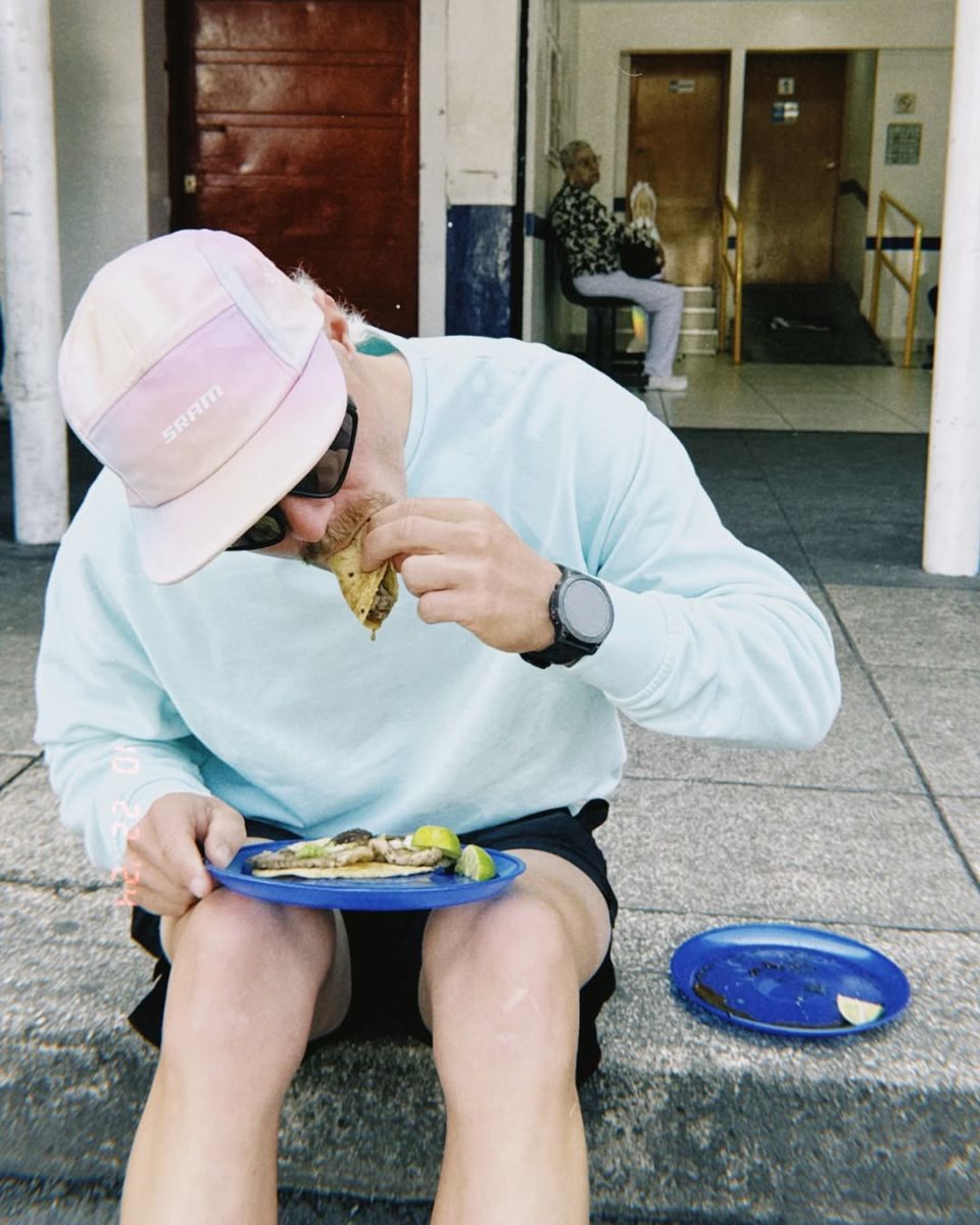 Valtteri Bottas, piloto de F1 comiendo en el Califa de León 