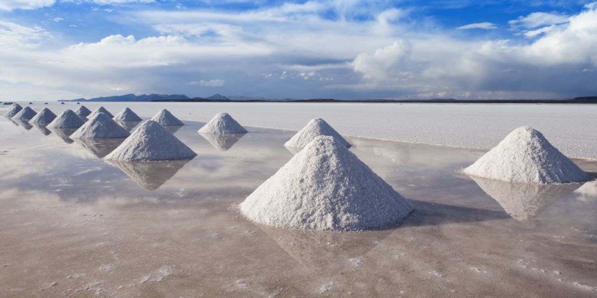 Montañas de sal en el Salar de Uyuni, Bolivia. 