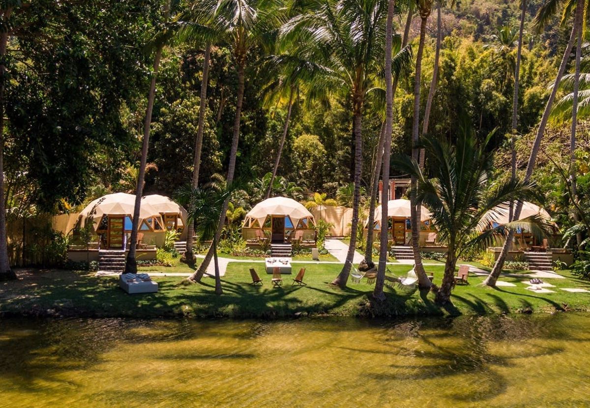 La nueva cara del glamping: hospédate en estos domos frente a una de las playas más bonitas de Jalisco