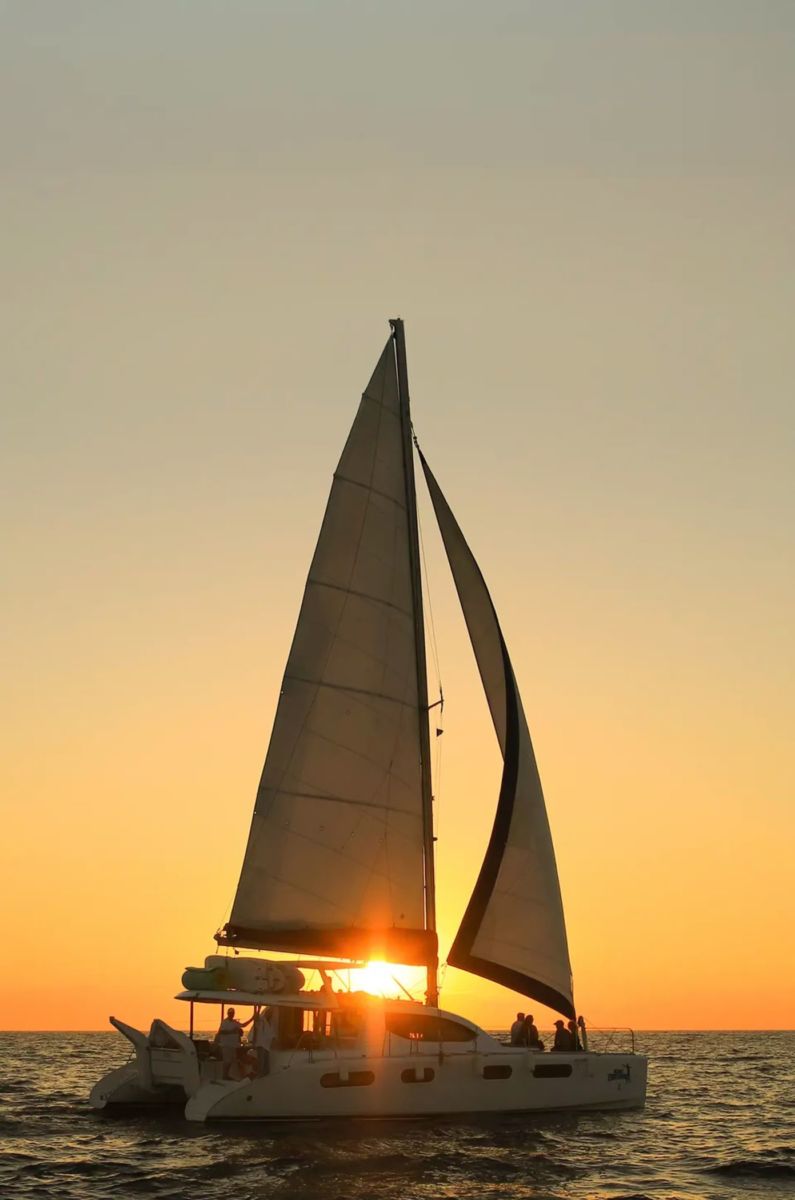 velero al atardecer cancún