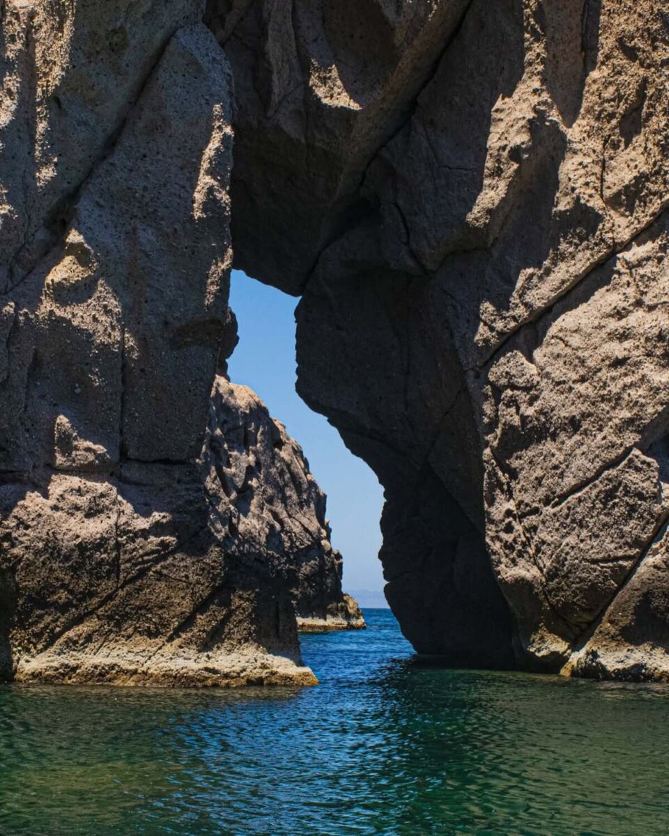 ¡De ver para creer! En esta isla hay una formación rocosa que a lo lejos parece formar la silueta de la península de Baja California 