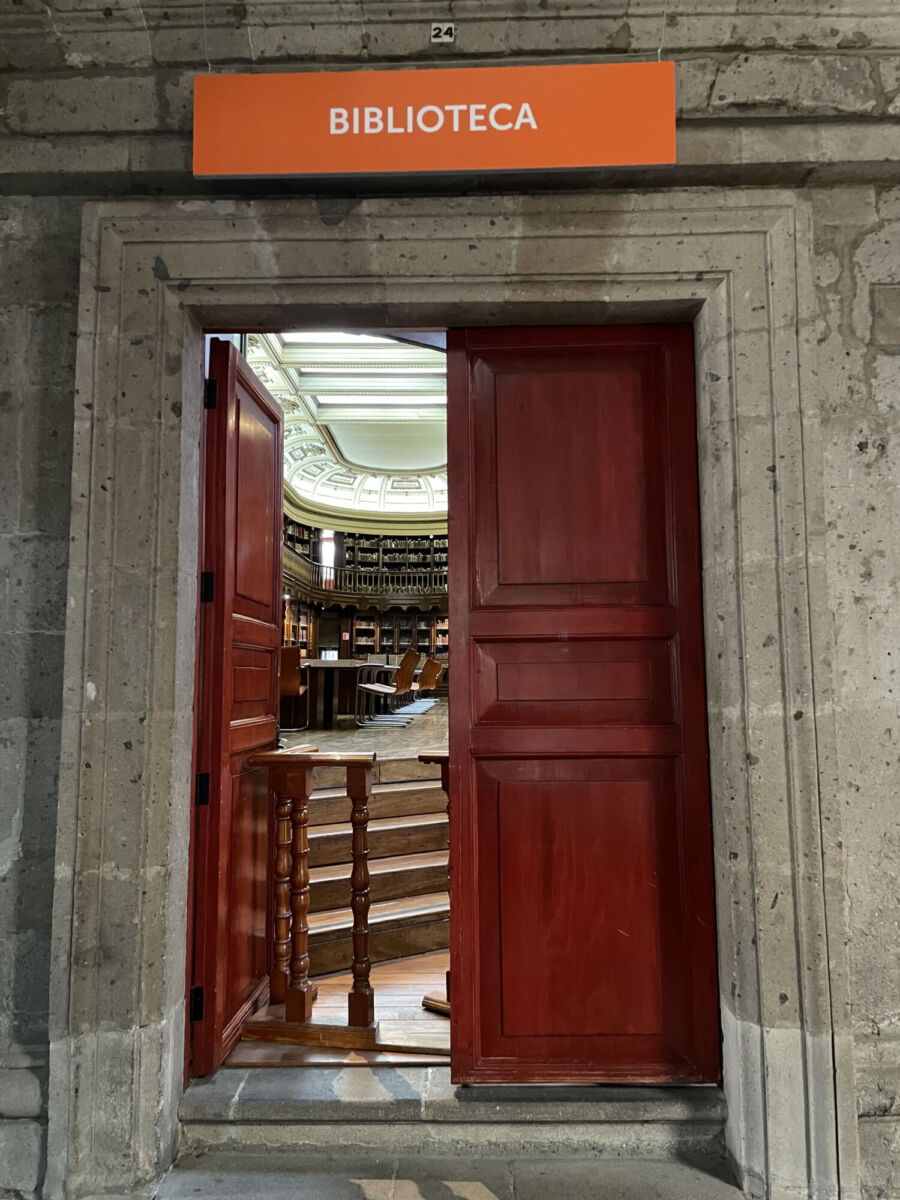 Entrada a la Biblioteca Ingeniero Antonio M. Anza