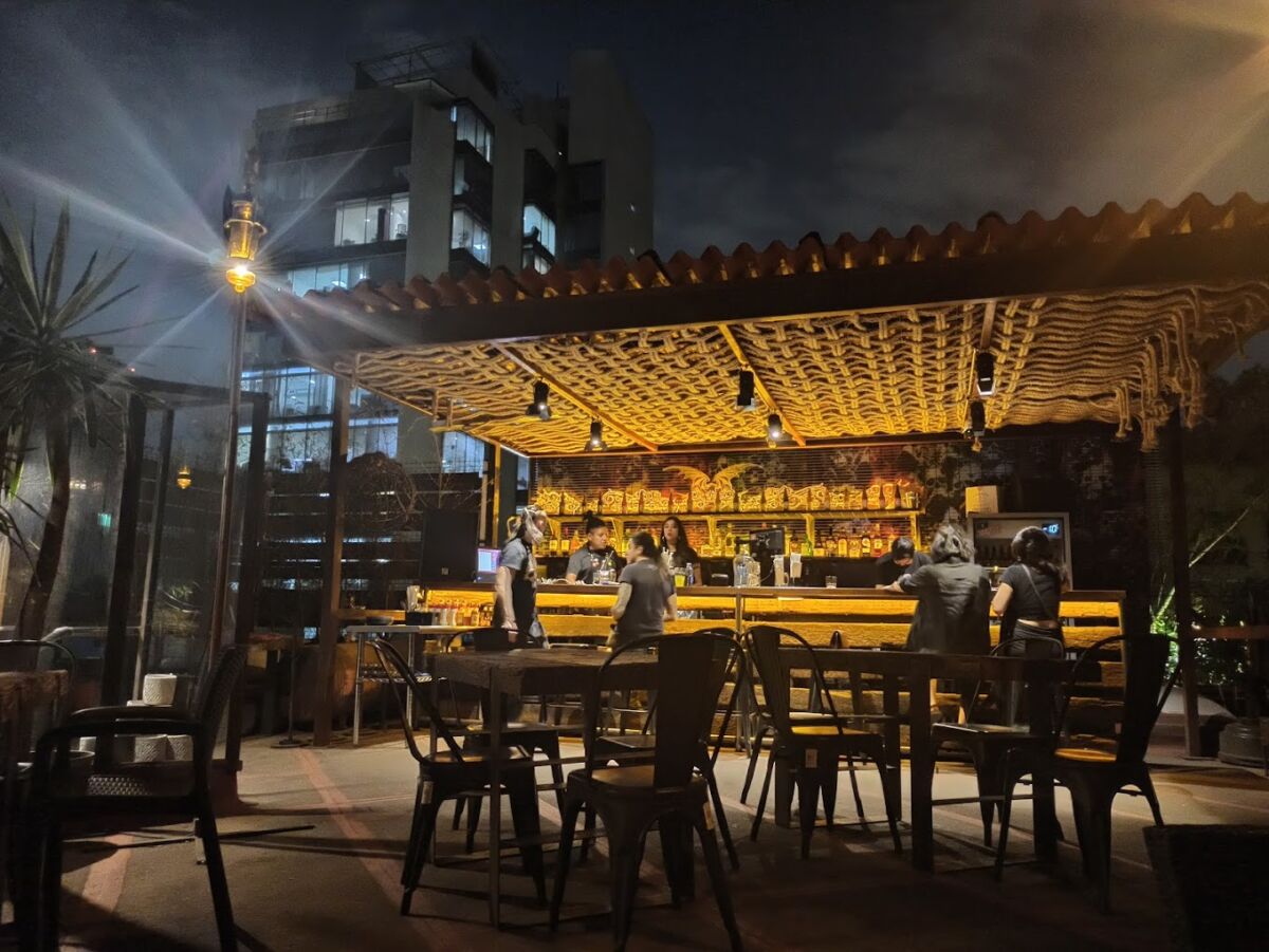 Bizarro Café es una terraza, bar y foro en la colonia Roma 