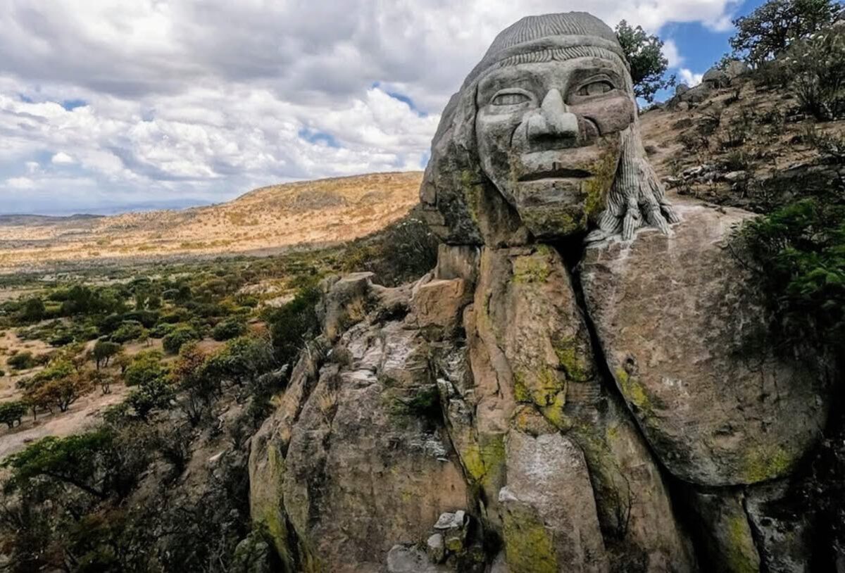 Si ves esta cabeza en la carretera de Aguascalientes no te asustes, es una escultura tallada en piedra que honra a un héroe indígena