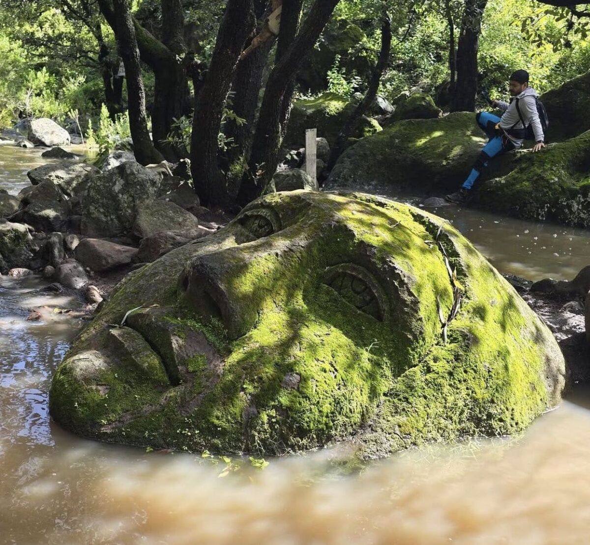 Estas son las misteriosas cabezas de cantera ‘ocultas’ en la carretera de Querétaro