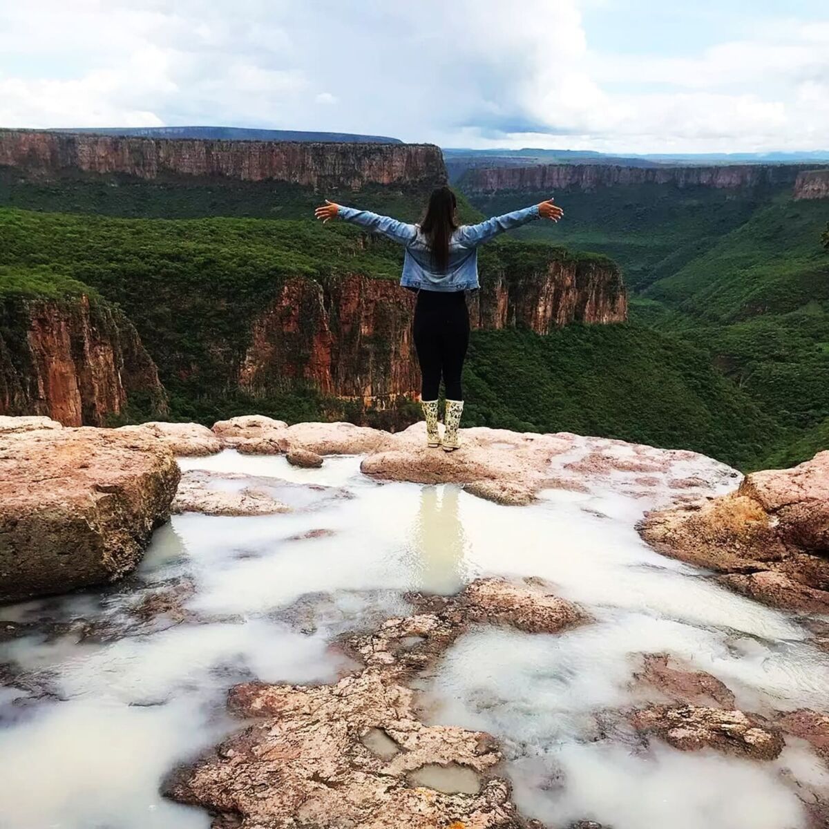 Parece Hierve el Agua en Oaxaca pero estas cascadas están al norte de México, en un pueblo conocido como la ‘cuna del águila real’
