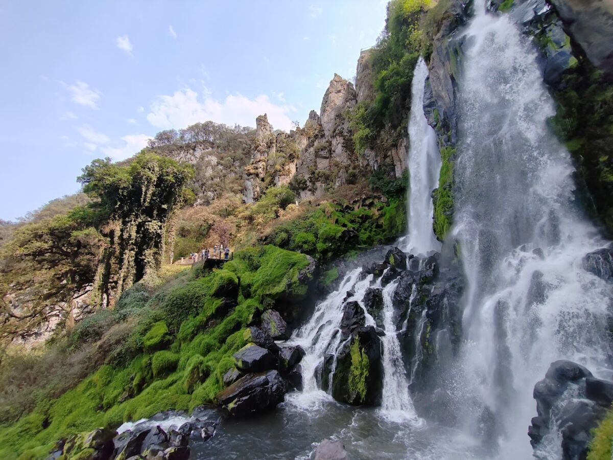 La Cascada Las Brisas es la segunda cascada más alta de Puebla, tiene una caída de agua de 300 metros