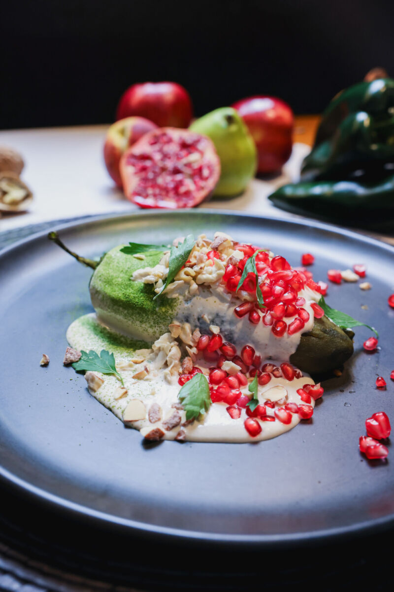 El restaurante Aroma ofrecerá dos chiles en nogada: uno tradicional y el otro vegetariano 