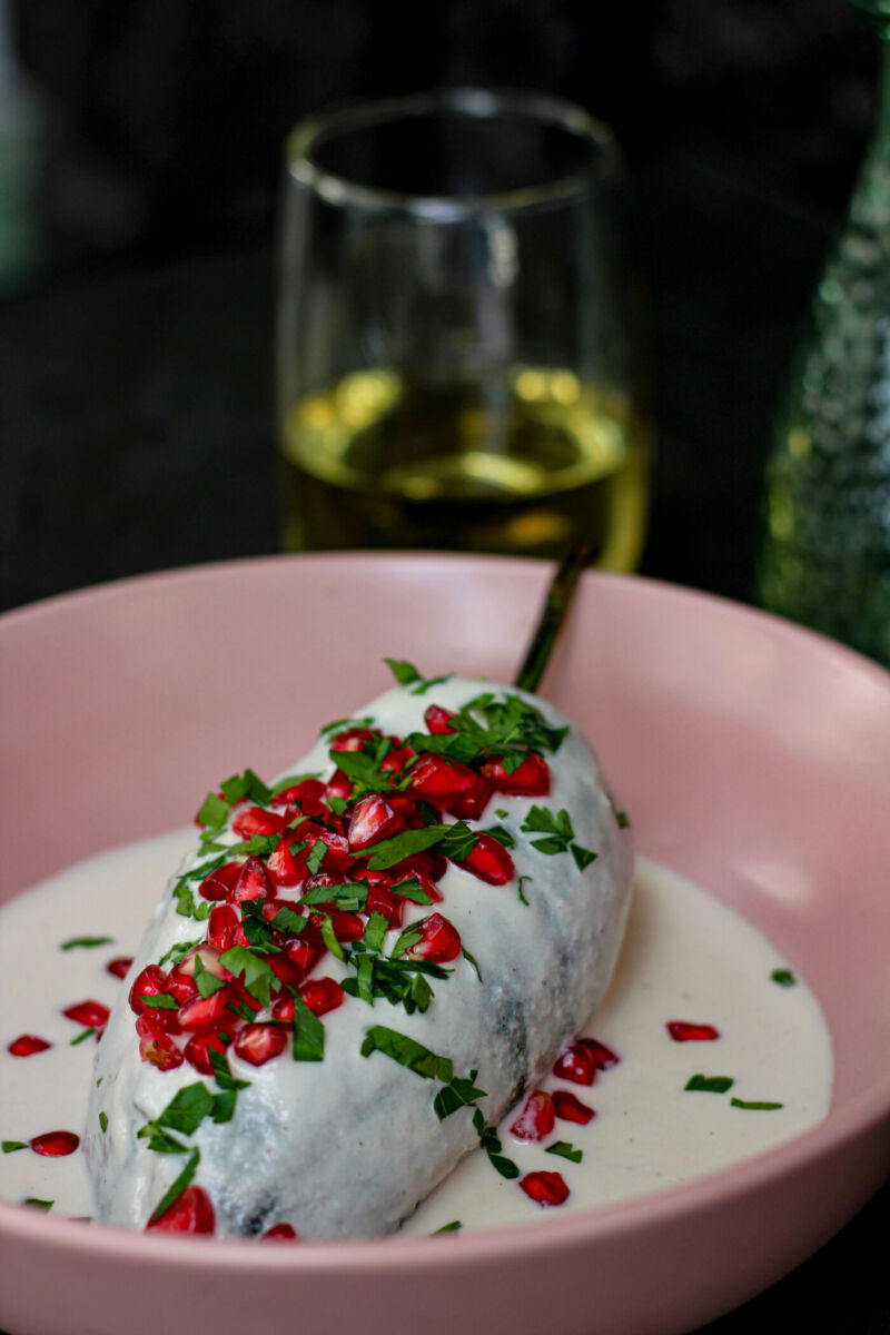 El chile en nogada del restaurate Tierra Adentro Cocina lleva una nogada salada 