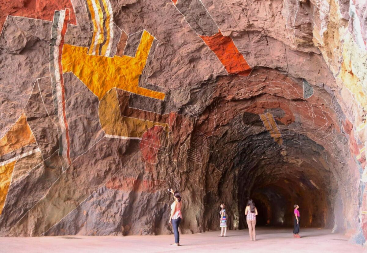 Parecen pinturas rupestres pero es uno de los murales más grandes de México y está en esta cueva que puedes explorar