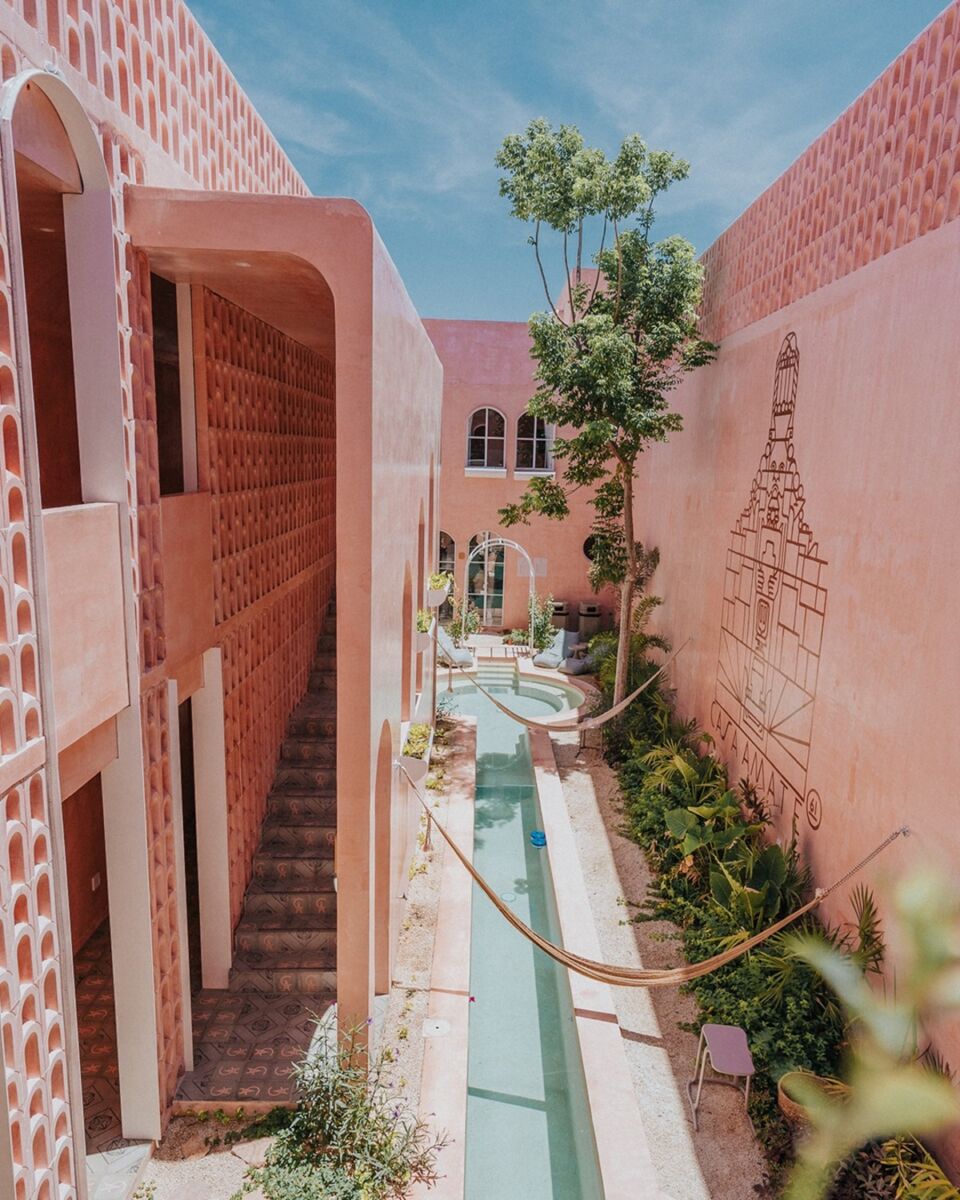 El hospedaje más rosa de Mérida tiene un Day Pass para pasar el día en su alberca