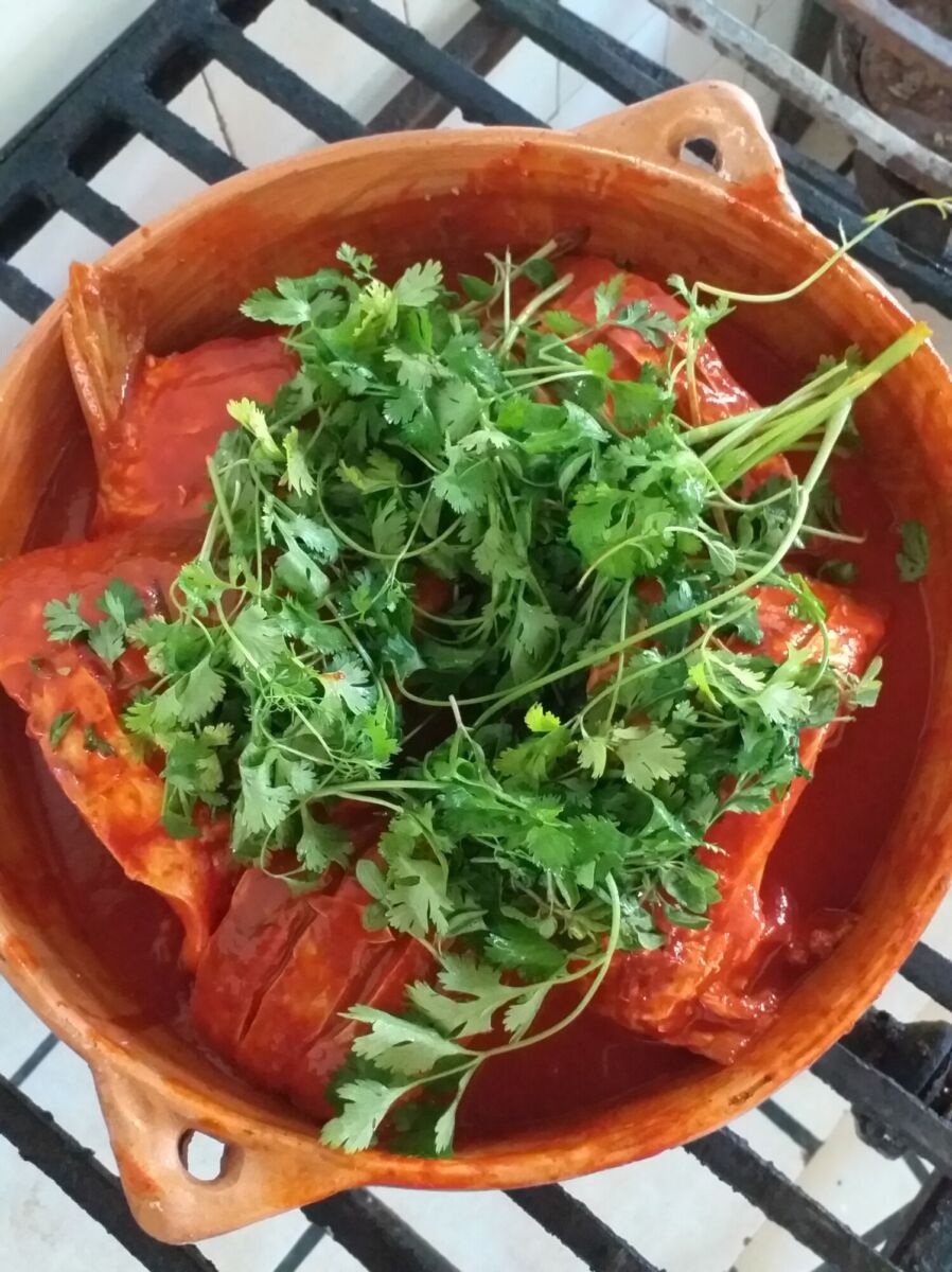 El caldo de birria está preparado con chile ancho, guajillo y cascabel