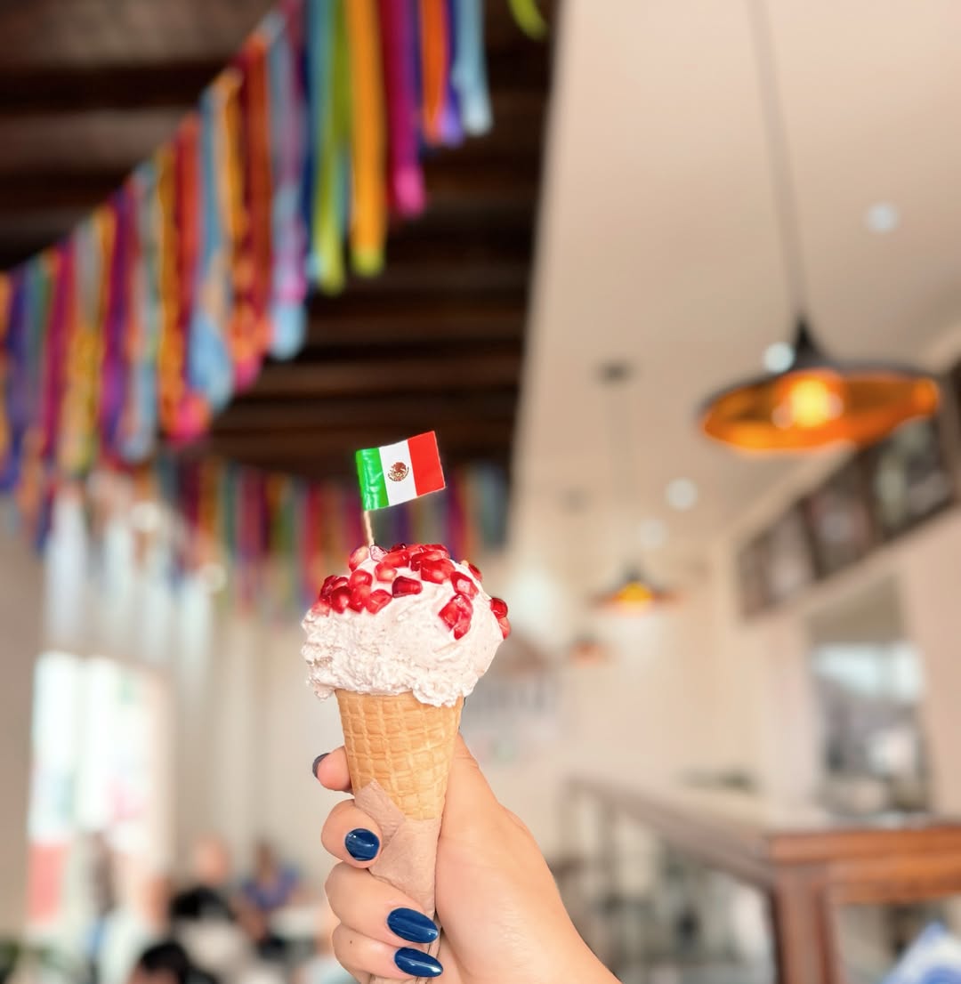 El helado de nogada tiene un sabor dulce y cremoso 