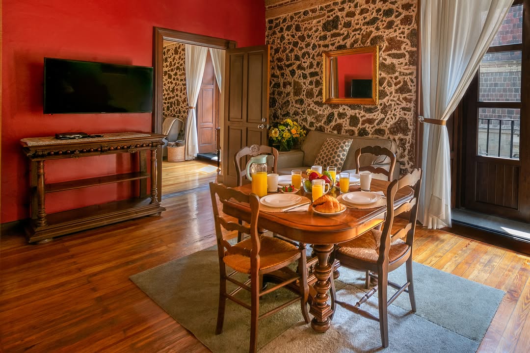 comedor dentro de suite de casa sauto