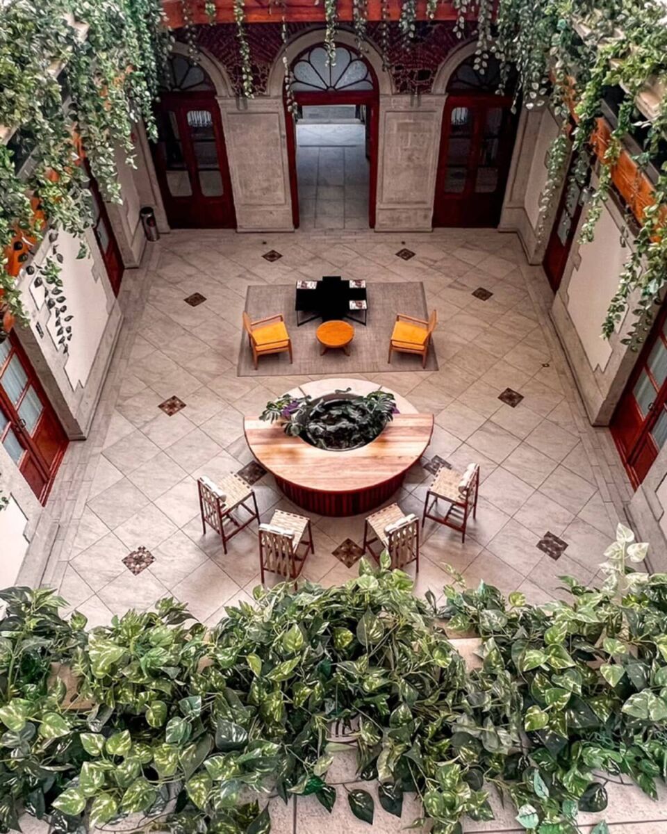 Con sus antiguos muros de piedra y su ‘rooftop’ con menú oaxaqueño, este hotel boutique en el Centro Histórico de la CDMX es un tesoro escondido