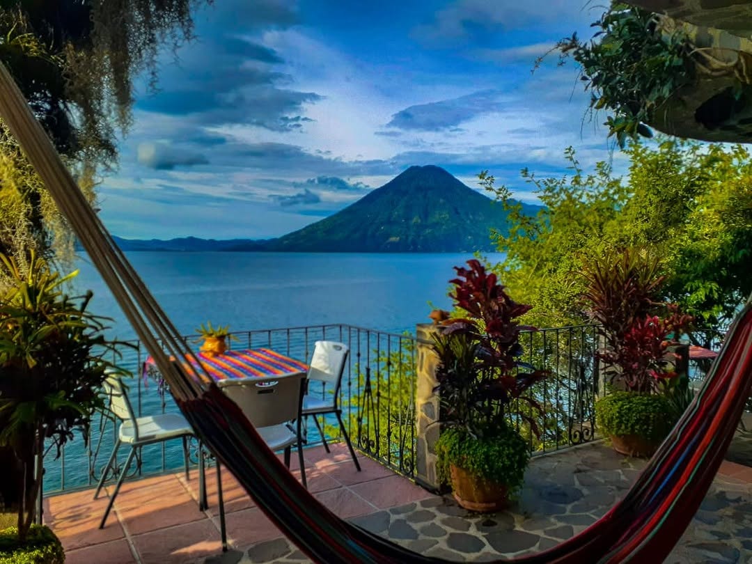 vista a volcanes desde hotel la casa del mundo lago de atitlán guatemala