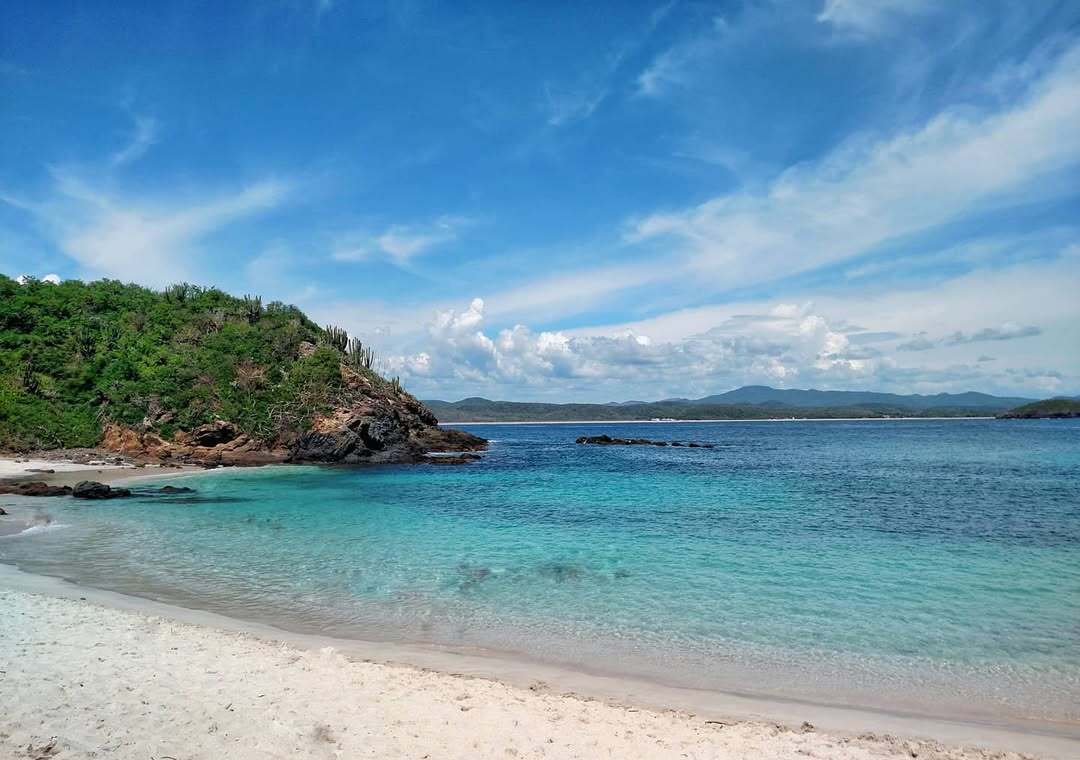 La Isla Cocinas se localiza en Punta Pérula, en el corredor turístico de Costalegre, en Jalisco