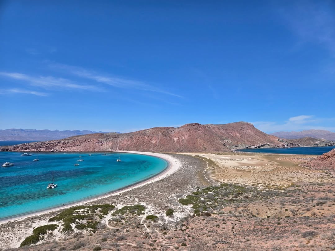La Isla San Francisco es una isla que se ubica en el Mar de Cortés, por debajo de la Isla San José