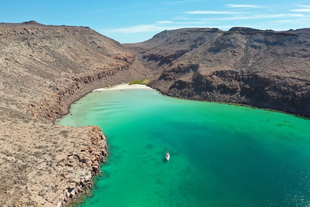 La Isla Partida es una isla de origen volcánico, considerada un área natural protegida 