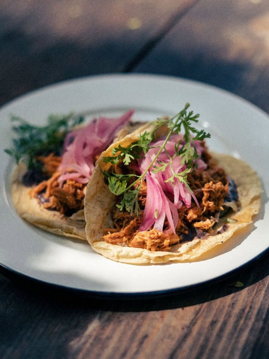 La Mano tiene una cocina de humo donde encontrarás desayuno y comida