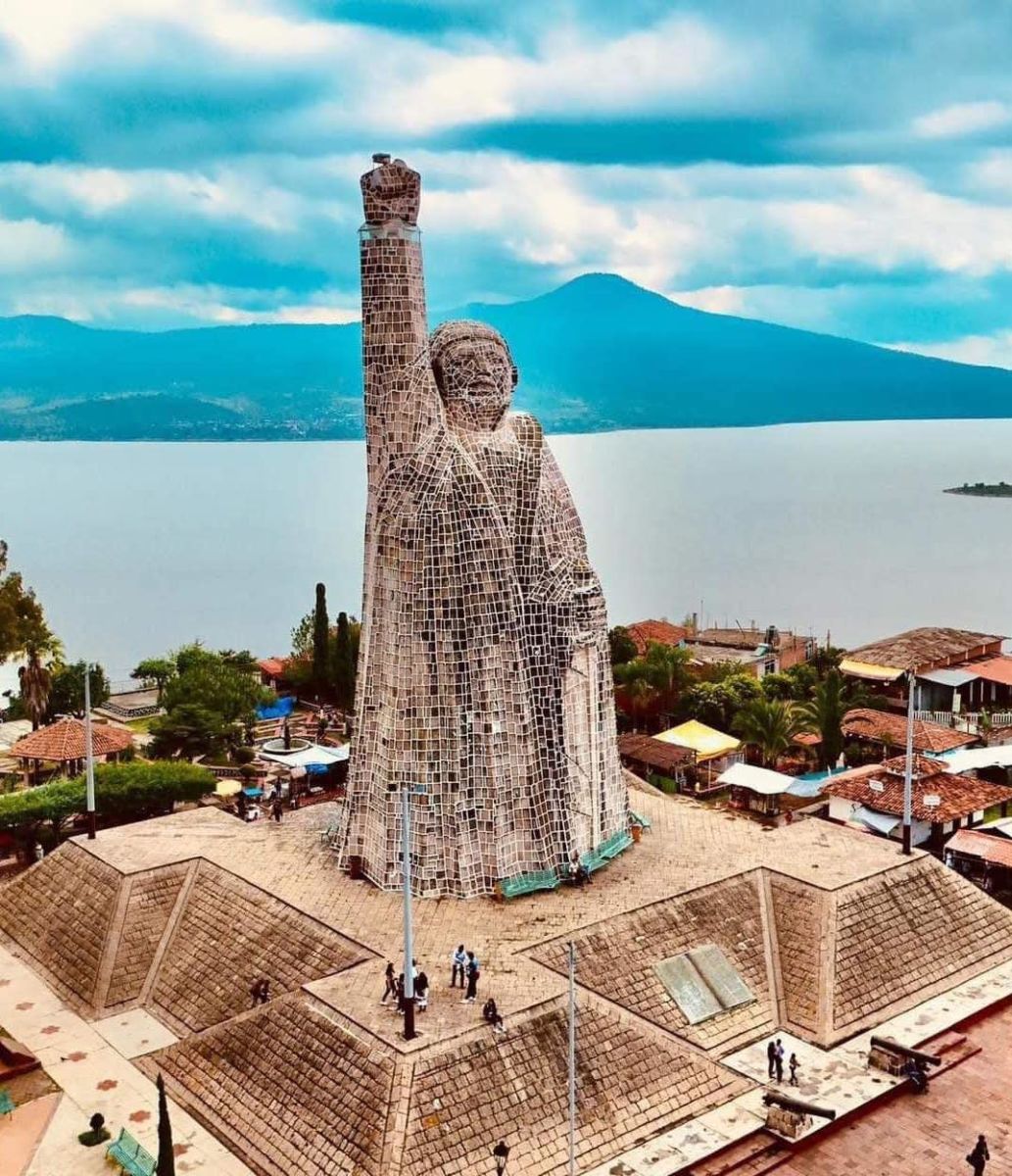 Monumento a José María Morelos y Pavón en Janitzio