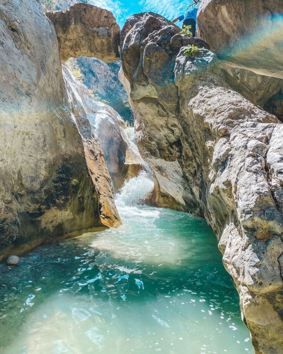 En medio del desierto de Hidalgo hay un oasis de aguas turquesas y termales que casi nadie conoce y son perfectas para relajarse