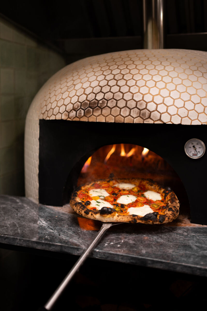 En Matti Osteria las pizzas están hechas de masa delgada 