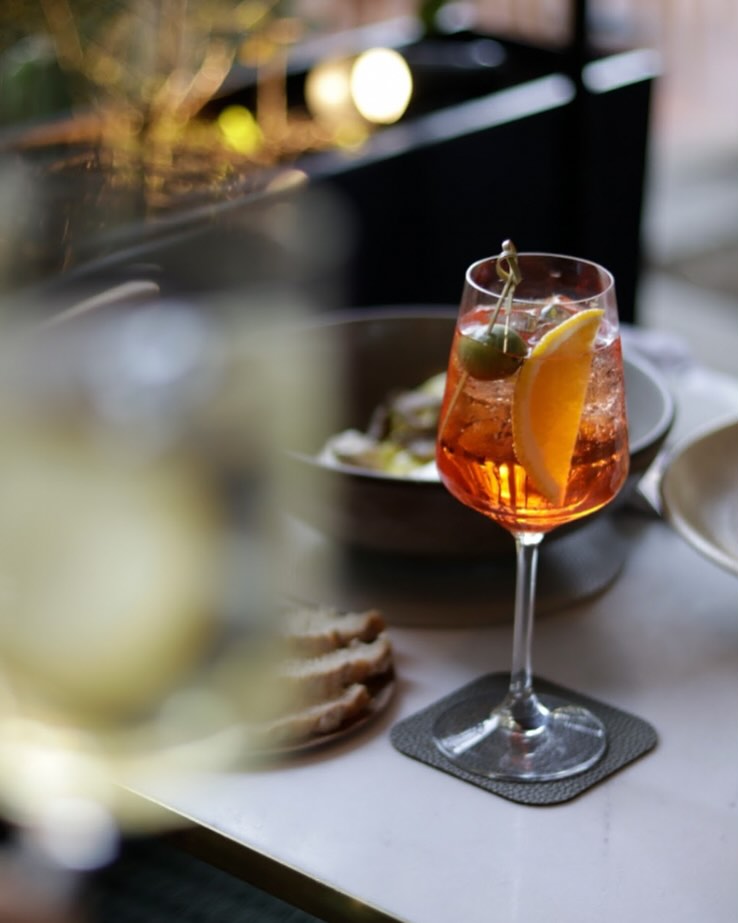 El Aperol Spritz es un cóctel italiano que lleva aperol, prosecco y agua gasificada 