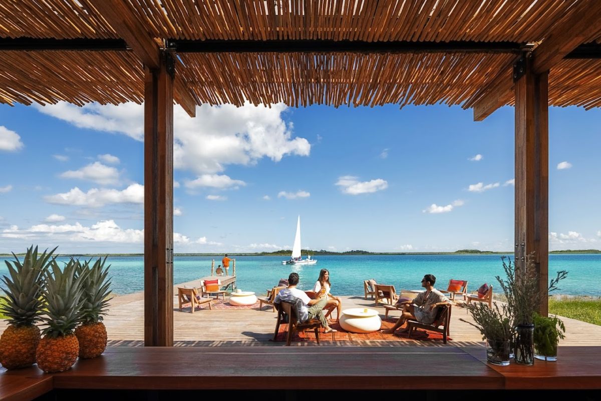 hotel frente a la laguna de bacalar