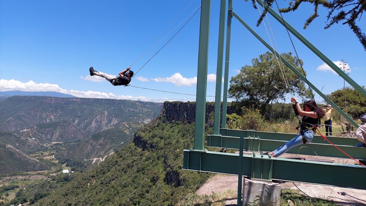 En Peña del Aire puedes disfrutar de experiencias extremas como lanzarte de tirolesas, columpios y bicicletas aéreas 