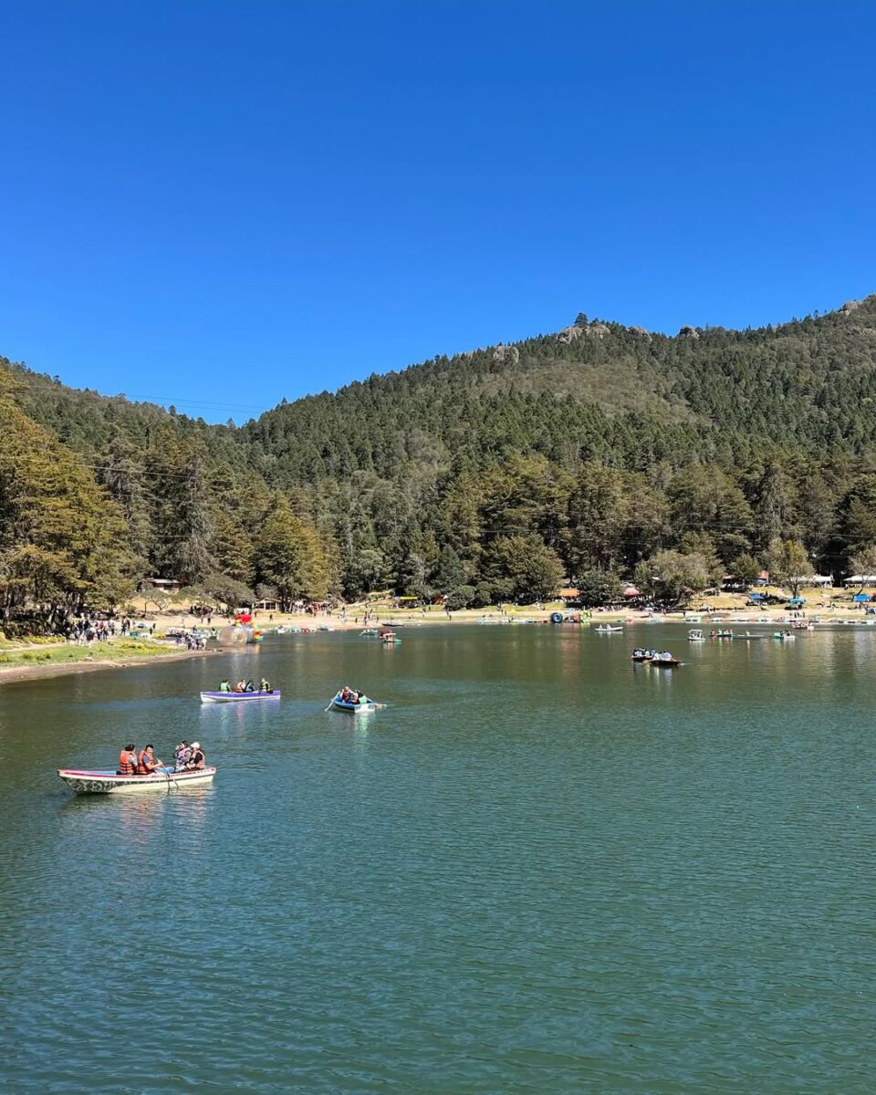 En El Cedral puedes dar peseos en lancha, caballo, lanzarte de tiroteas y acampar 