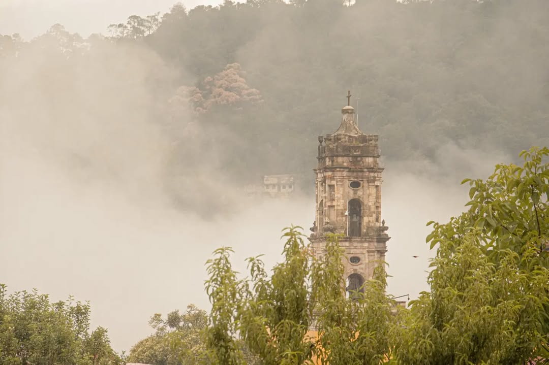 Pueblos Mágicos con niebla en México 