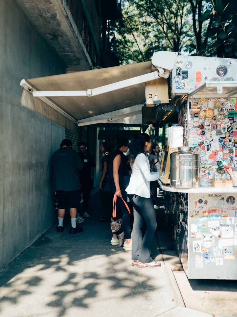 puesto sobre la calle Café Tormenta