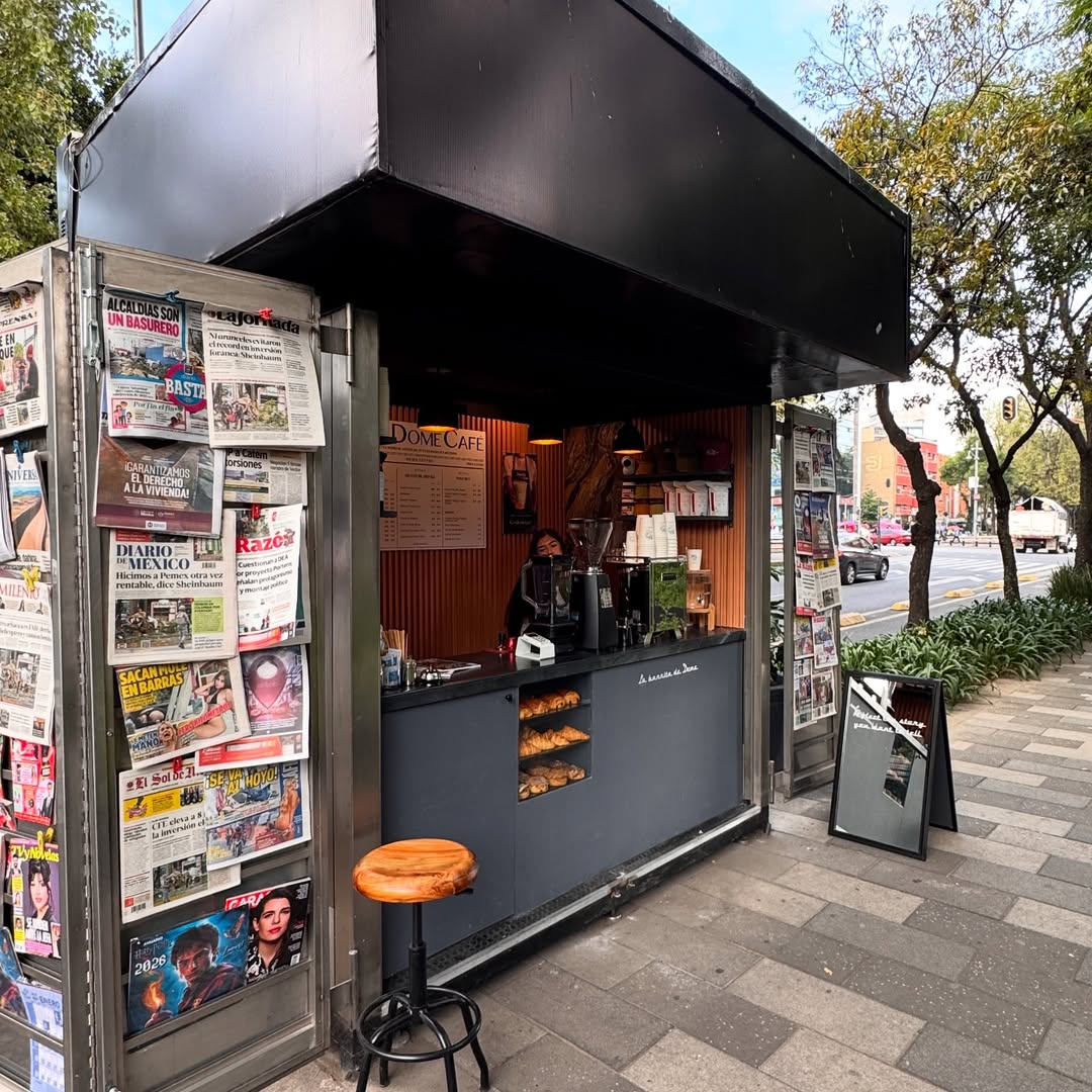 puesto sobre la calle ConDome Café