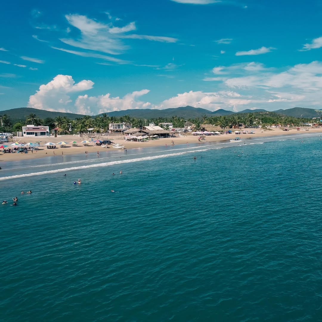 Playa de agua turquesa y arena blanca 
