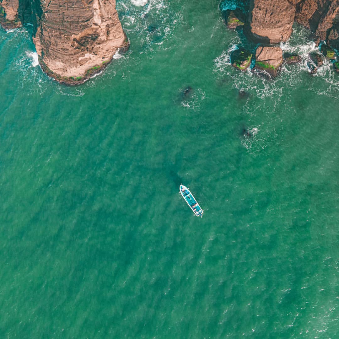 Este acantilado tiene playas de agua turquesa 